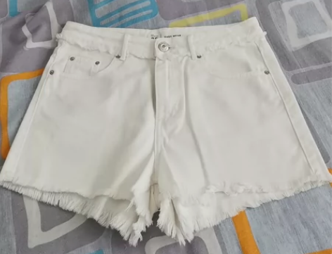 EASY WEAR白色牛仔短裤，几年前在西...