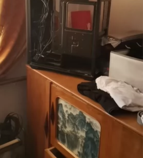 出个拆机拆下来的老风神伯爵机箱，里边还有两...