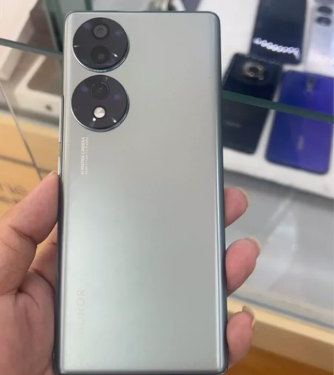 荣耀70。 12+256外爆，有磕碰掉漆。...