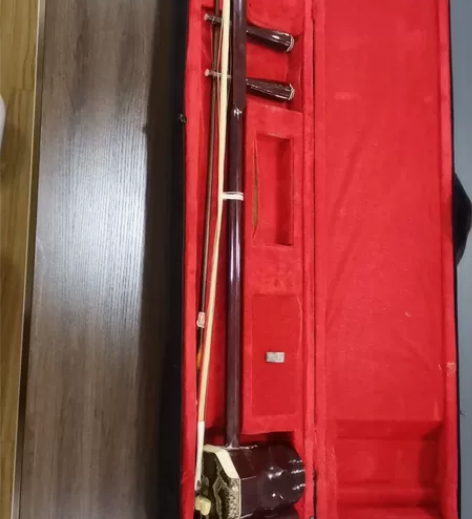 老二胡，年代挺长，部队带回来的，喜欢的下单...