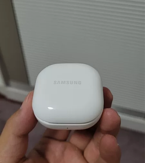 ?出一副紫色的三星Galaxy Buds2...