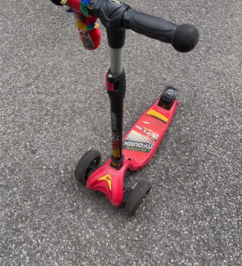 正品迪士尼滑板车 孩子大了 闲置了 轮子会...