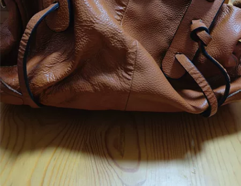 真皮轻微磨损女士手提包，全真皮，搬家清出来...