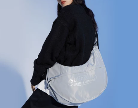 潮牌斜挎包日系大容量通勤包小众饺子包单肩包...