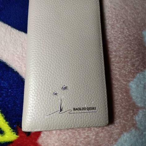 1.保罗骑士粉色钱包，35出（全新） 很软...