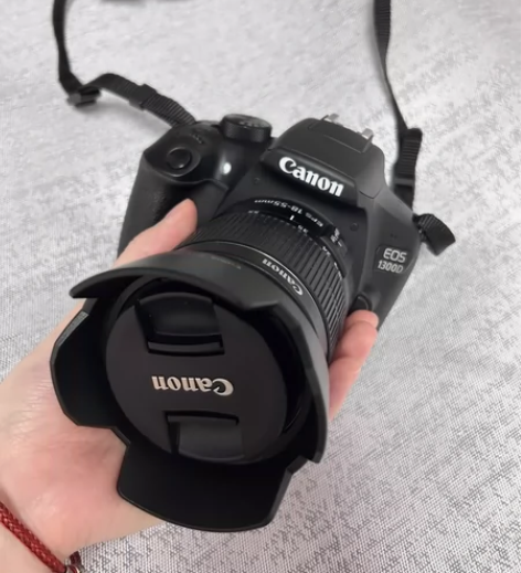 佳能1300D。 镜头18-55mm。 几...