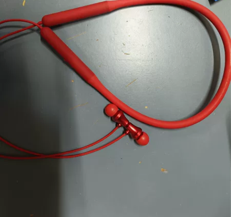 爱奇艺蓝牙耳机,没用过几次,不喜欢用蓝牙耳...