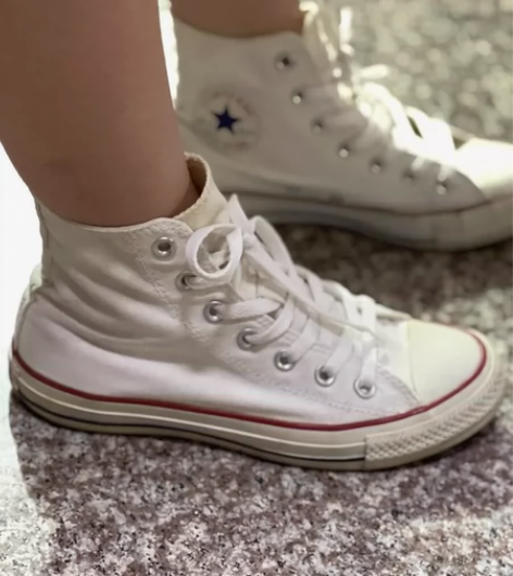 匡威白色经典、颜色有点偏黄了、不介意的可以...