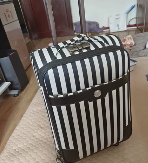 上学适合买的行李箱，就用了三次， 然后就一...