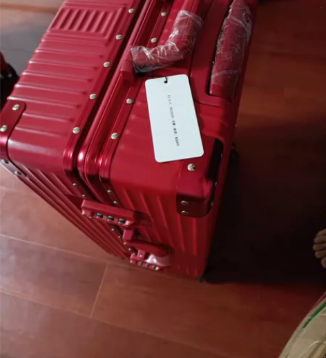 结婚行李箱，就结婚当天装了一下东西，几乎全...