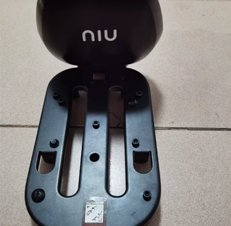 新买的小牛电动车，当时在店里后面安装了座椅...