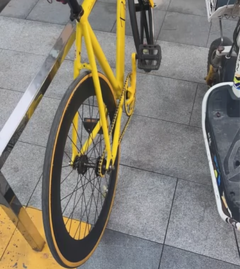 死飞，杂七杂八改也花了不少钱，轮毂铝镁合金...