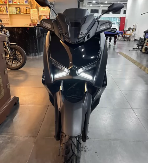 2023款雅马哈Xmax300 ，贴了车衣...