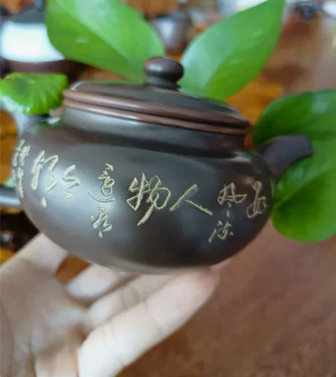 钦州泥兴陶茶壶。245ml.风华正茂，数风...