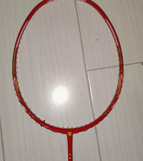 威克多胜利亮剑12涂装拍限量版本，拍面有一...