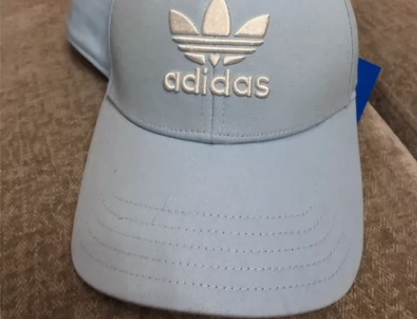 阿迪达斯浅蓝色鸭舌帽全新 感兴趣的话点“我...