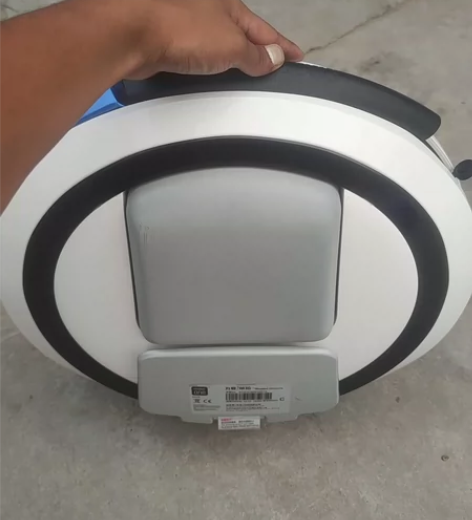 纳恩博九号单轮平衡车，成色不错，脚踏有划痕...