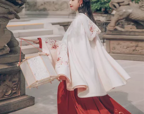 汉尚华莲芙蓉月的斗篷，一直忘记挂出来了，正...