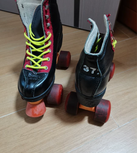 37码三鸿星女子双排轮滑鞋，大学买来上课的...