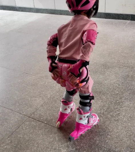 米高轮滑鞋儿童全套装专业溜冰鞋初学者男滑冰...