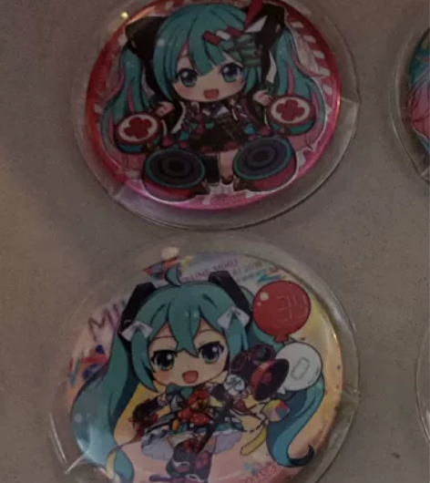 出万代初音扭蛋c赏吧唧两个，有锈，低价出了...