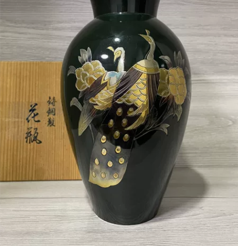 日本回流昭和时期铸铜错金银孔雀牡丹花瓶花器...