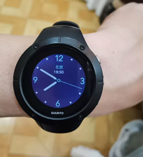 颂拓斯巴达酷跑光电手表 suunto 包装...