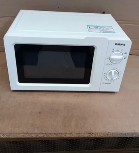 格兰仕的微波炉两台，17升，里外白色，成色...