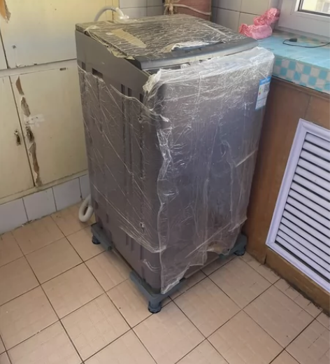 低价出售洗衣机 九成新 没有任何问题300...