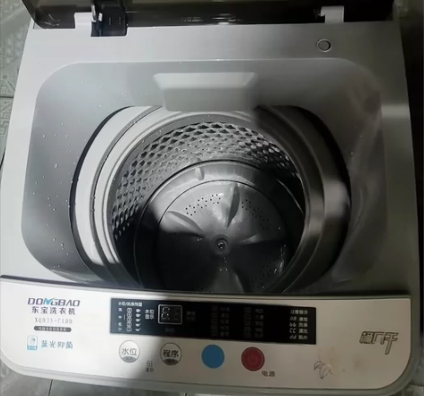 全新洗衣机，只洗过三次 买的是出租房小型洗...