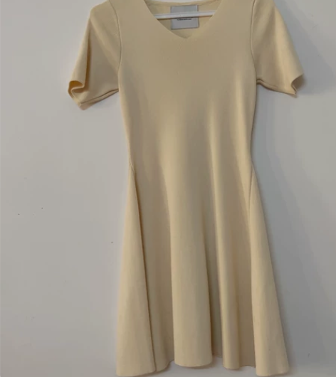米色针织修身A字裙   质感超好   专柜...