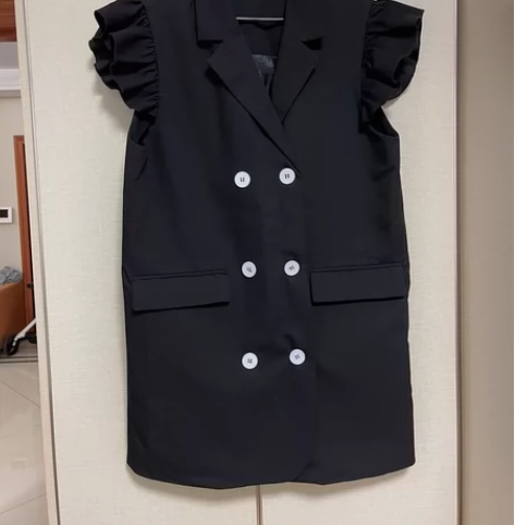 黑色西装裙，衣服质量好，花苞短袖，款式好看...