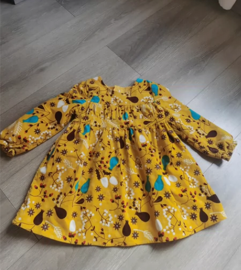 马卡乐女童灯芯绒连衣裙田园风 110码，穿...